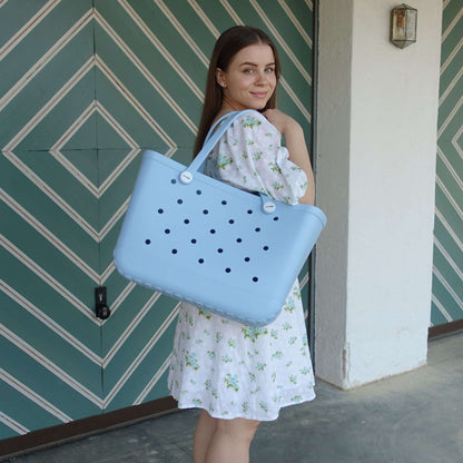 Blaue Tasche in Größe L, präsentiert von einem Modell – stilvolles und funktionales Design, perfekt für Alltag und Reisen.