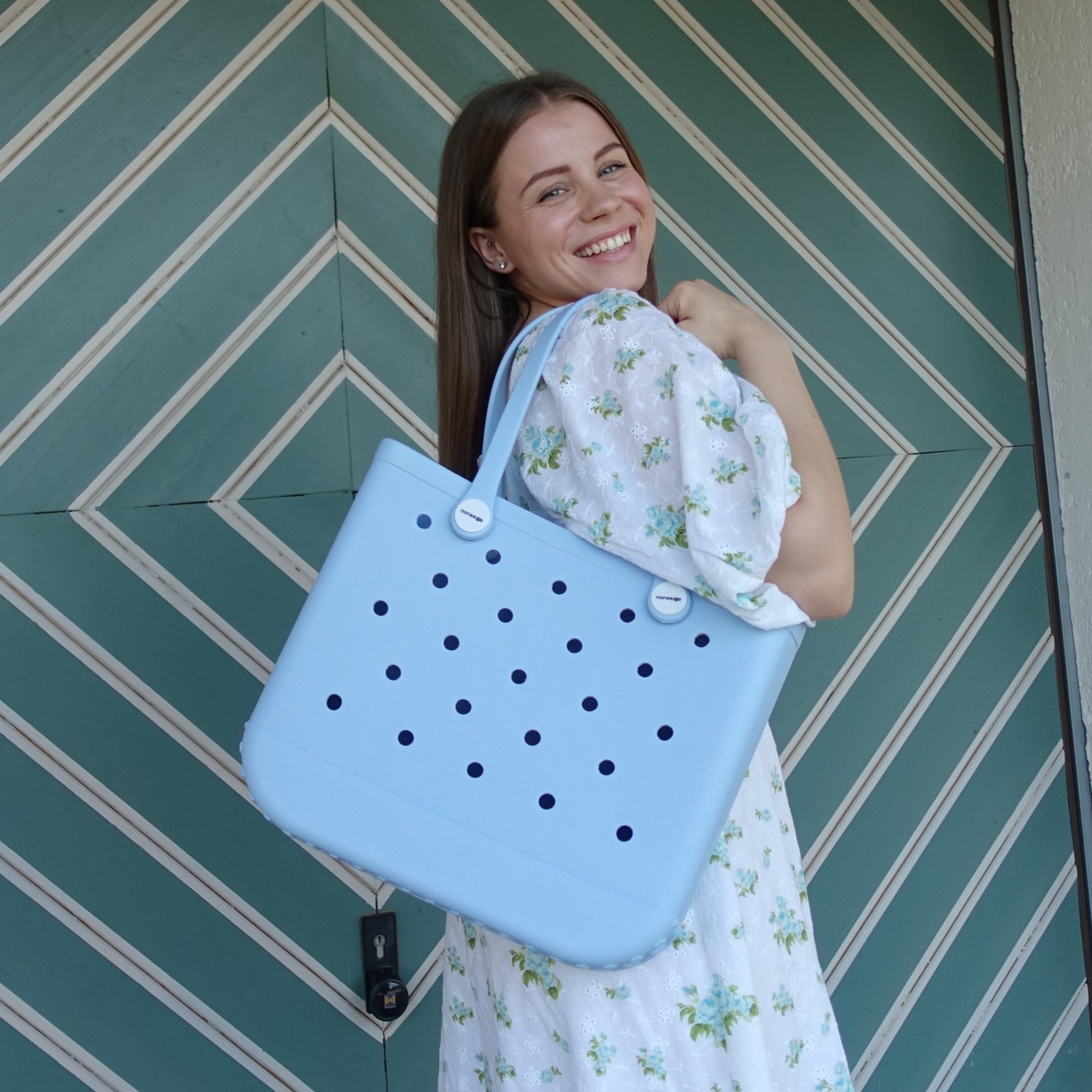 Blaue Tasche in Größe M, präsentiert von einem Modell – stilvolles und funktionales Design, perfekt für Alltag und Reisen.