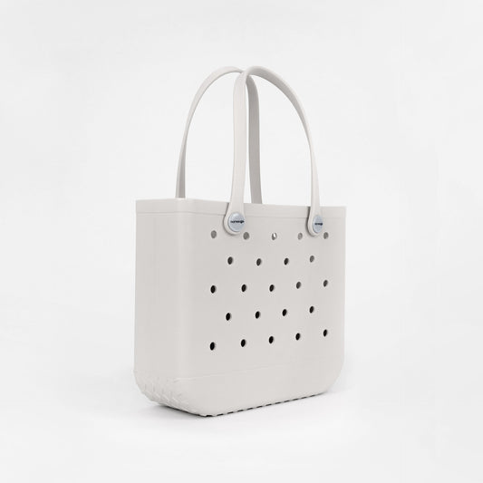 Weiße Tasche in Größe M – kompakt und elegant, ideal für den Alltag und unterwegs.
