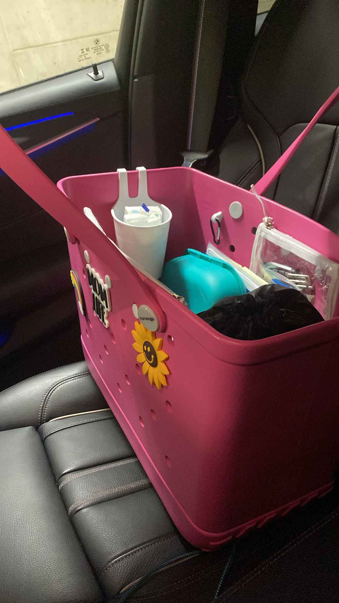 Limited Edition Tasche, fotografiert von einem Kunden im Auto – stilvolle und exklusive Tasche für unterwegs, perfekt für Reisen und den Alltag.