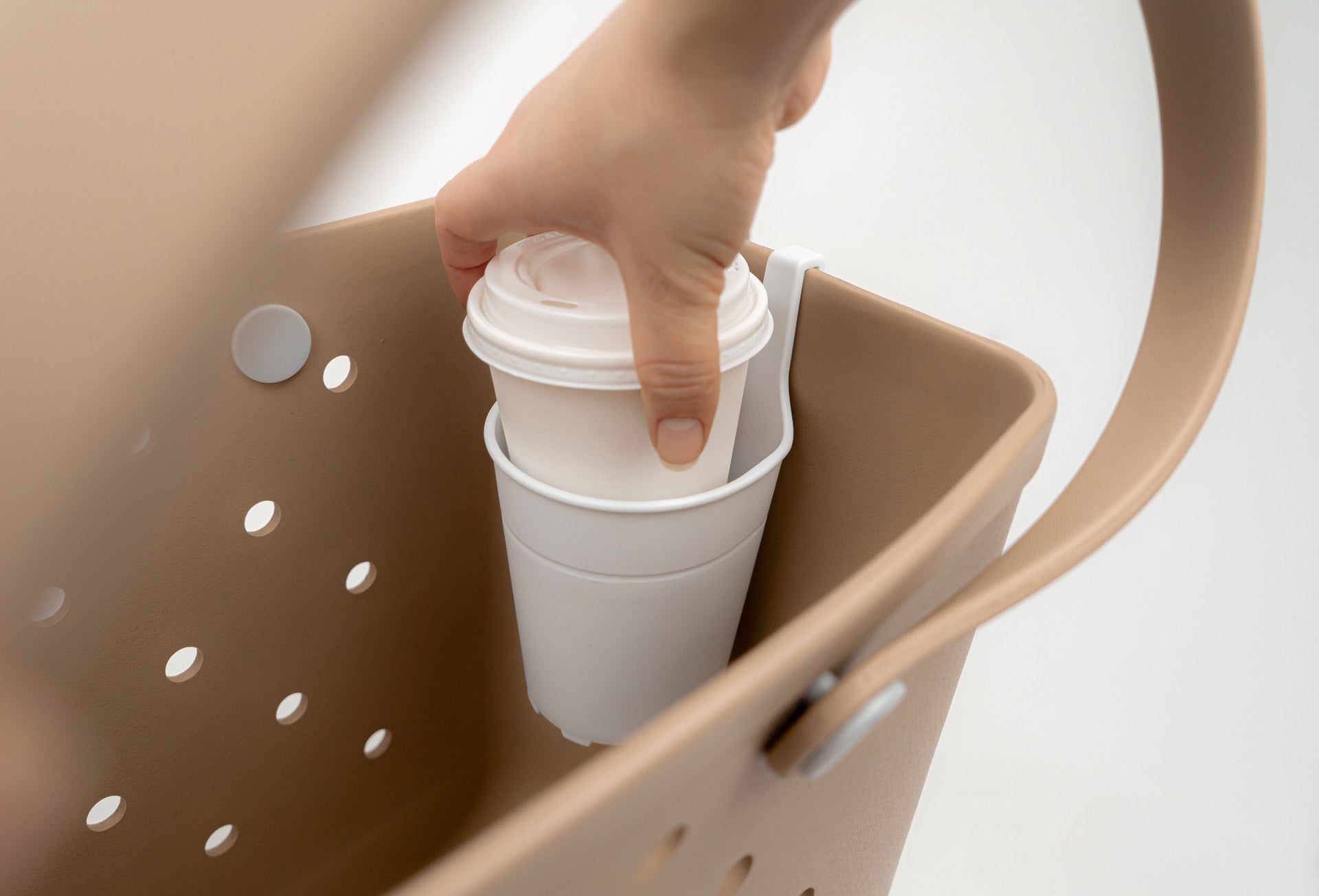 Abnehmbare Kopphalterung für Taschen – ideal für Trinkflaschen, Kaffeebecher oder kleine Gegenstände. Perfekt für unterwegs und flexibel einsetzbar.
