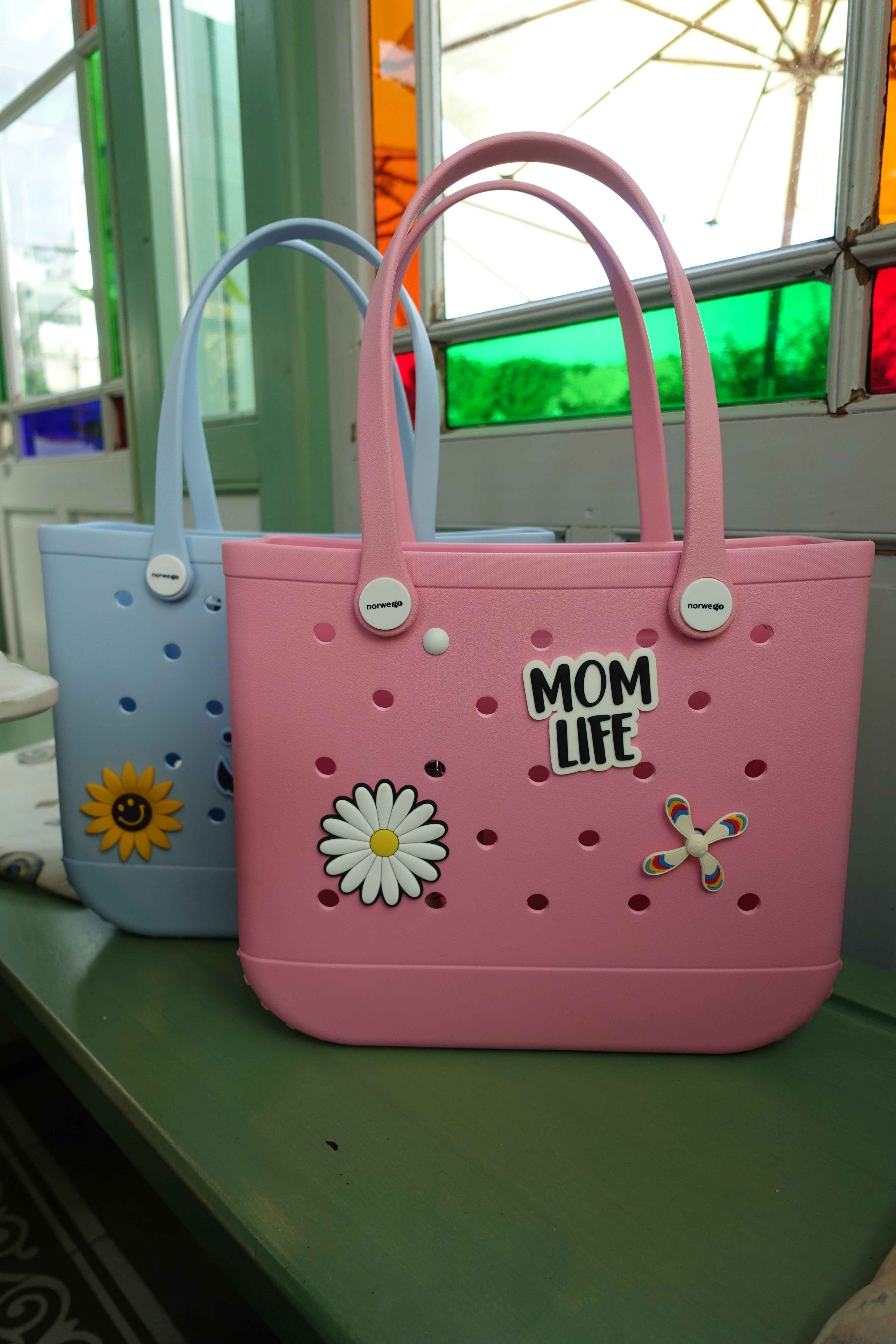Zwei Taschen in Blau und Rosa, fotografiert von einem Kunden – stilvolle und vielseitige Begleiter für Alltag und Reisen.