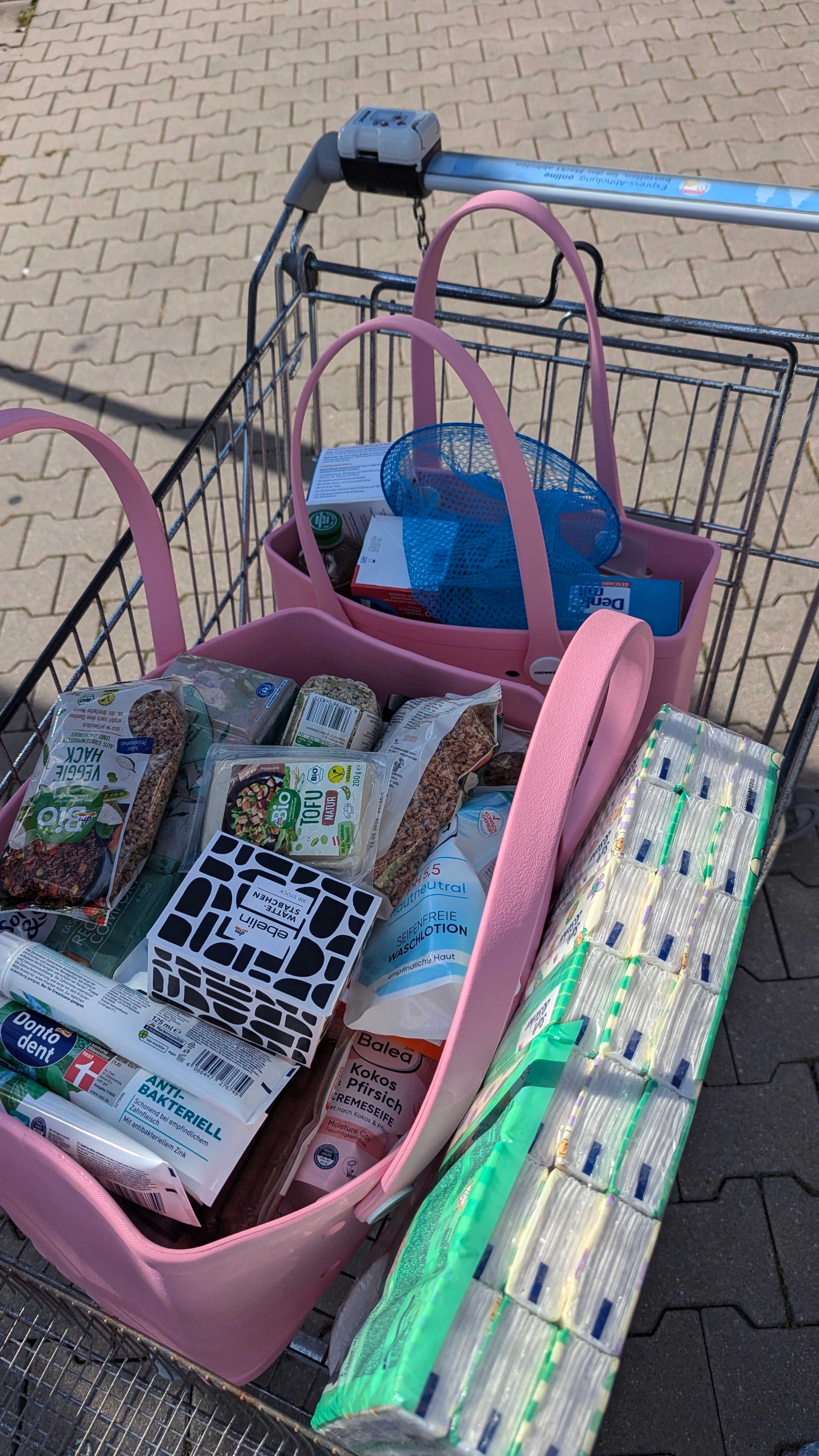 Kundenfoto der weißen Tasche in Größe L und M